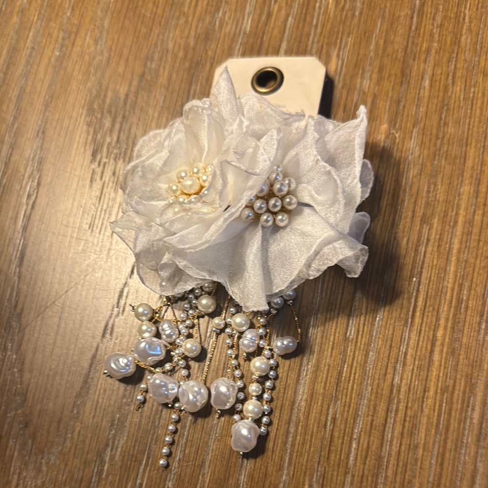 Elegant White Floral Hair Clip